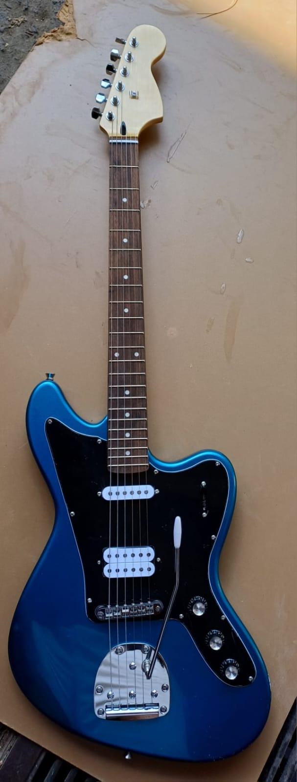 chitarra elettrica modello jaguar 