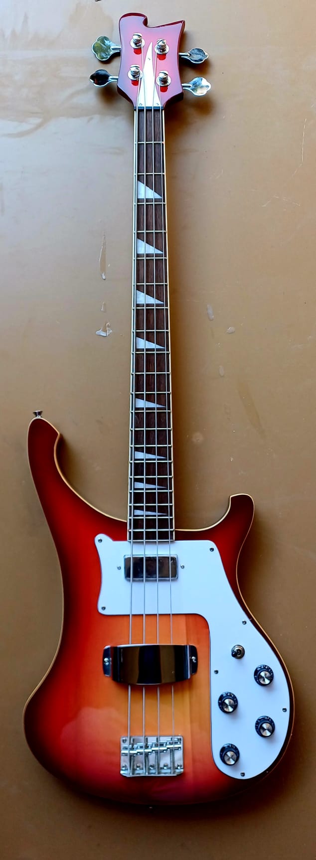 basso elettrico 4 corde Rickenbacker stile